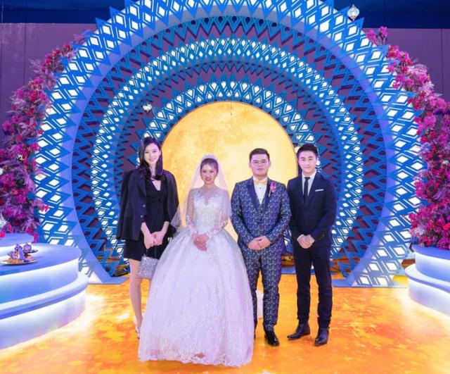 何猷君夫婦甜蜜合體！奚夢瑤「甜笑秀大長腿」貴婦風範十足　為老公「全程彎腰曲腿」寵愛無極限