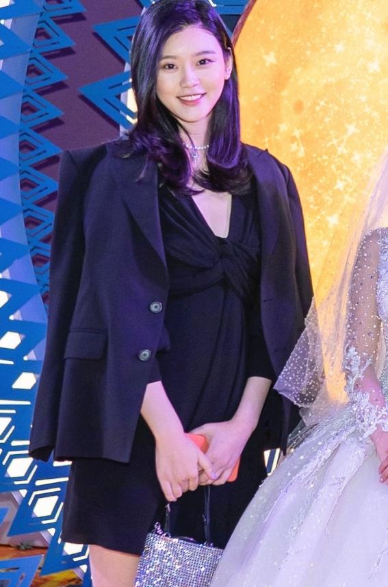 何猷君夫婦甜蜜合體！奚夢瑤「甜笑秀大長腿」貴婦風範十足　為老公「全程彎腰曲腿」寵愛無極限