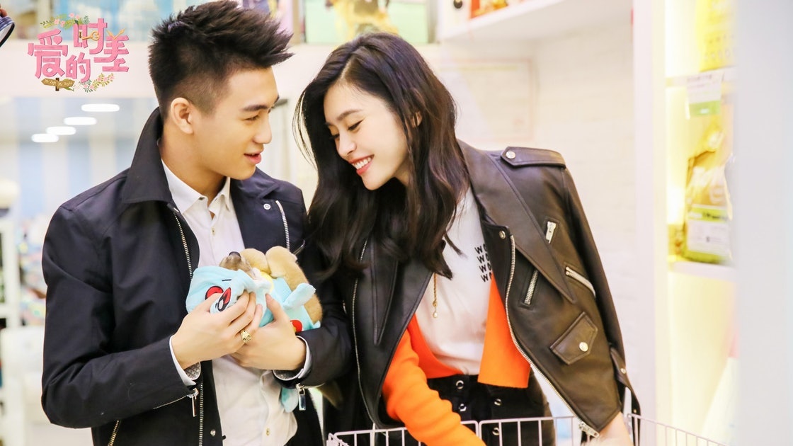 何猷君夫婦甜蜜合體！奚夢瑤「甜笑秀大長腿」貴婦風範十足　為老公「全程彎腰曲腿」寵愛無極限