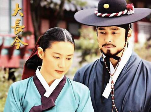 好幸運！台灣人妻嫁到南韓「陪兒彩排驚見李英愛」　驚喜合照「同學媽媽是女神」：歲月不敗女人