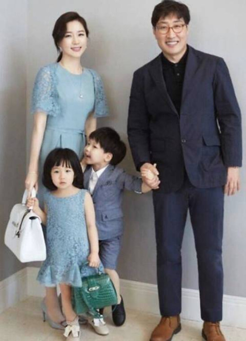 好幸運！台灣人妻嫁到南韓「陪兒彩排驚見李英愛」　驚喜合照「同學媽媽是女神」：歲月不敗女人