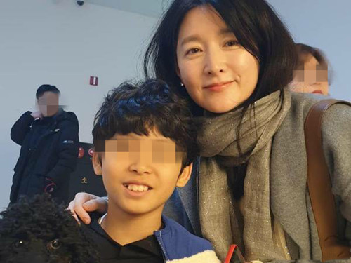 好幸運！台灣人妻嫁到南韓「陪兒彩排驚見李英愛」　驚喜合照「同學媽媽是女神」：歲月不敗女人