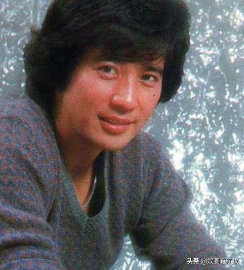 人生如戲！秦漢「為了林青霞」與豪門妻離婚　輾轉多年重逢「交往9年仍分手」73歲單身與子相依