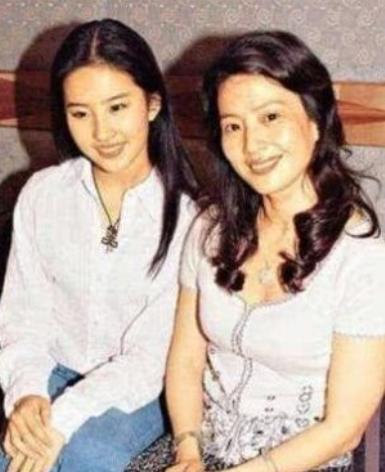 劉亦菲一家「神基因」！媽媽端莊清冷，小姨是頂級美女     外婆年輕時堪稱絕色