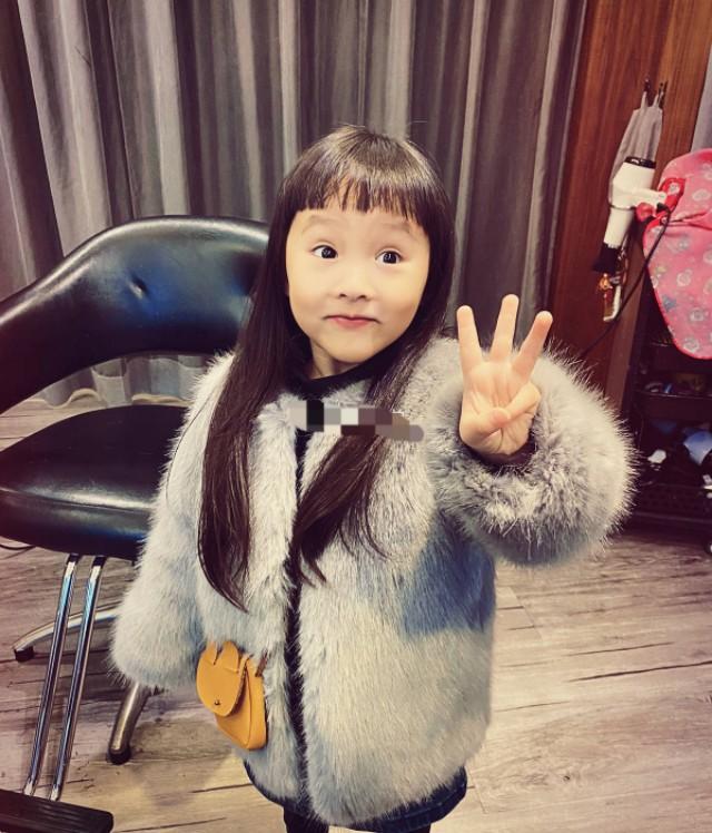 嫌老婆太瘦!歐弟帶妻吃好料「側面撞臉張韶涵」 可愛女兒「結合優良基因」身穿大衣像小貴婦