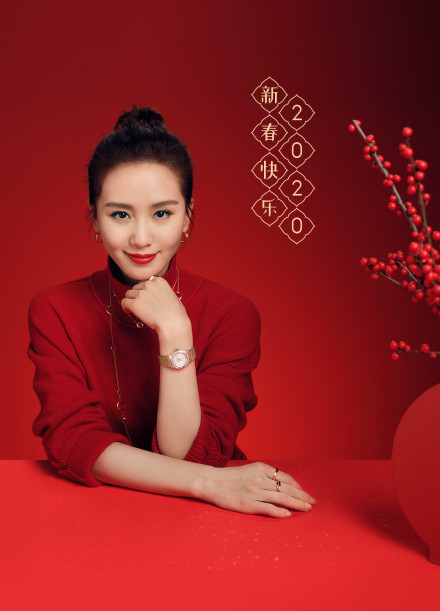 劉詩詩新年照超驚艷！「紅唇配紅衣」年味喜氣十足　「金色腕錶時髦吸睛」優雅大方如女強人
