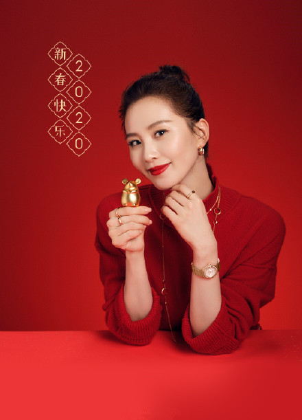 劉詩詩新年照超驚艷！「紅唇配紅衣」年味喜氣十足　「金色腕錶時髦吸睛」優雅大方如女強人