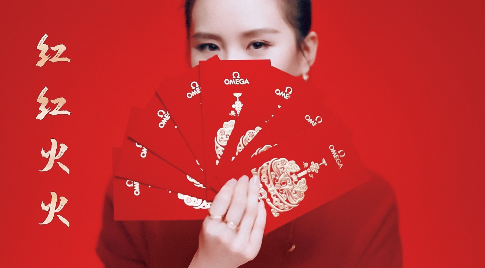 劉詩詩新年照超驚艷！「紅唇配紅衣」年味喜氣十足　「金色腕錶時髦吸睛」優雅大方如女強人