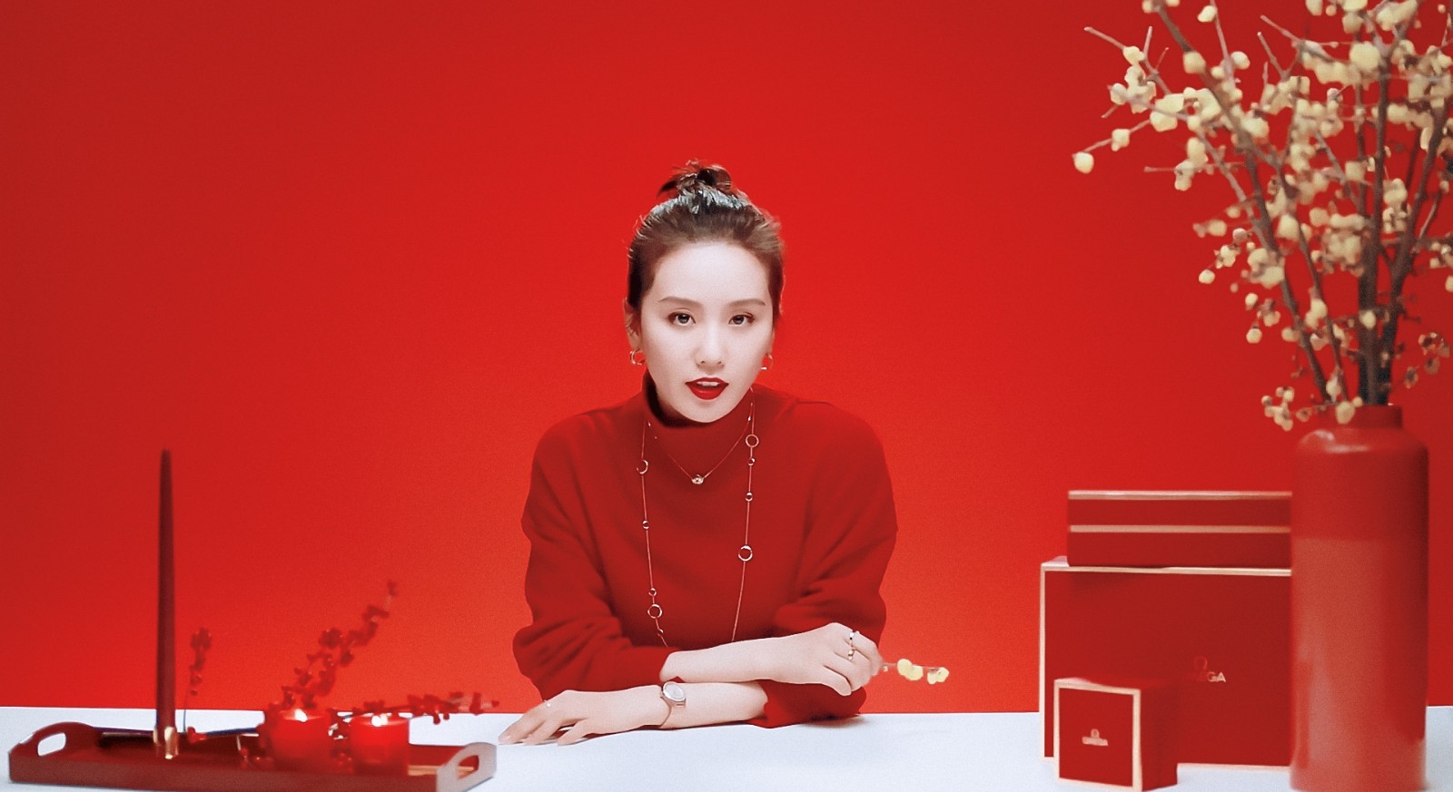 劉詩詩新年照超驚艷！「紅唇配紅衣」年味喜氣十足　「金色腕錶時髦吸睛」優雅大方如女強人