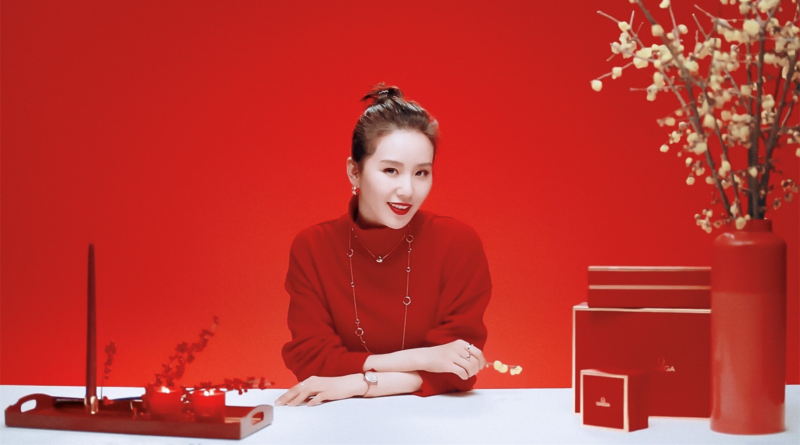 劉詩詩新年照超驚艷！「紅唇配紅衣」年味喜氣十足　「金色腕錶時髦吸睛」優雅大方如女強人