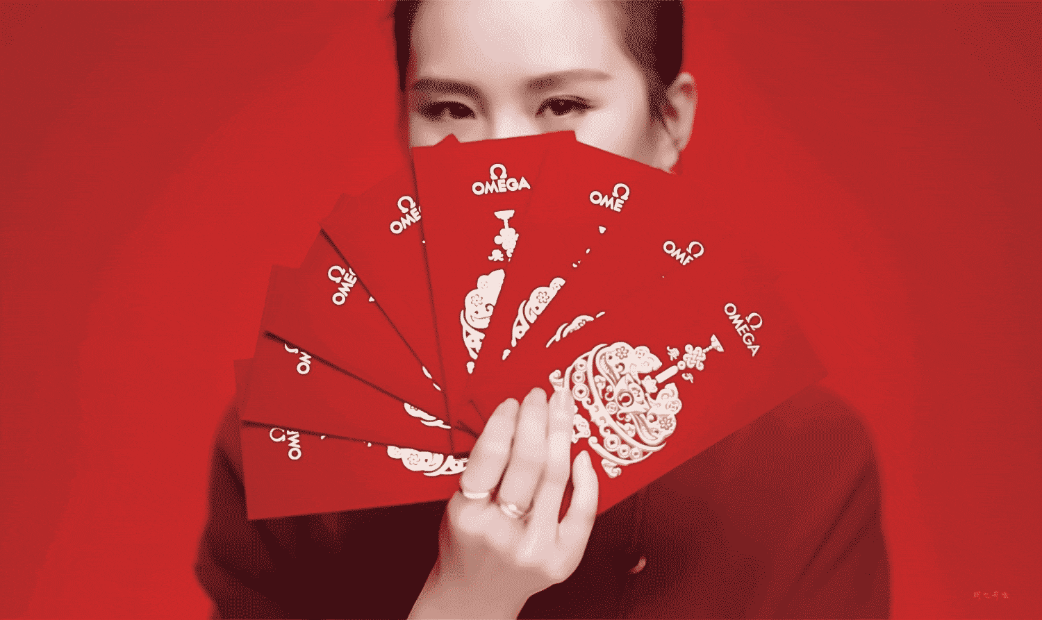 劉詩詩新年照超驚艷！「紅唇配紅衣」年味喜氣十足　「金色腕錶時髦吸睛」優雅大方如女強人