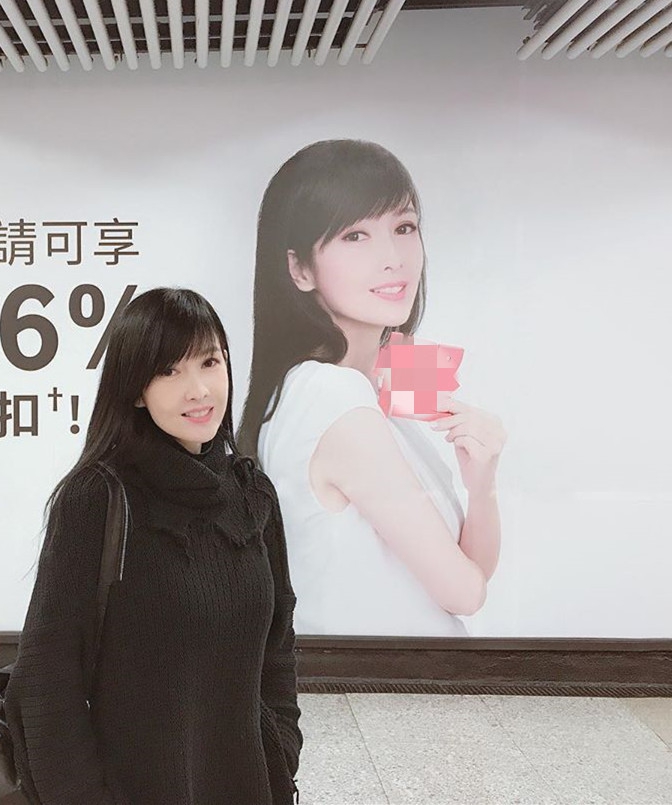  52歲周慧敏「與自己的廣告牌合照」如複製貼上零修片　 長髮飄逸「身材苗條皮膚白皙」凍齡不顯老