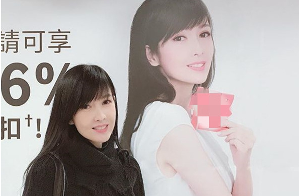  52歲周慧敏「與自己的廣告牌合照」如複製貼上零修片　 長髮飄逸「身材苗條皮膚白皙」凍齡不顯老