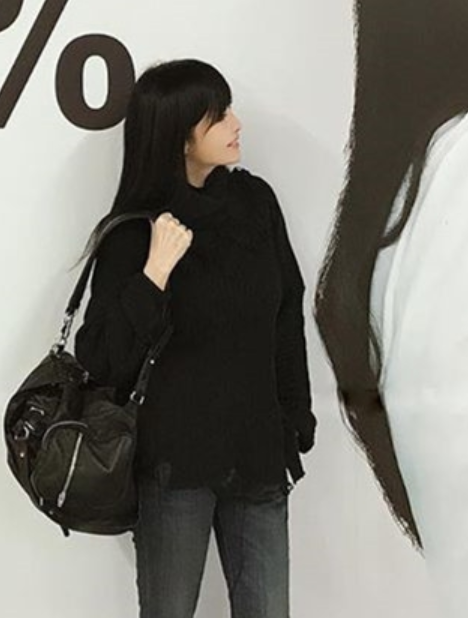  52歲周慧敏「與自己的廣告牌合照」如複製貼上零修片　 長髮飄逸「身材苗條皮膚白皙」凍齡不顯老