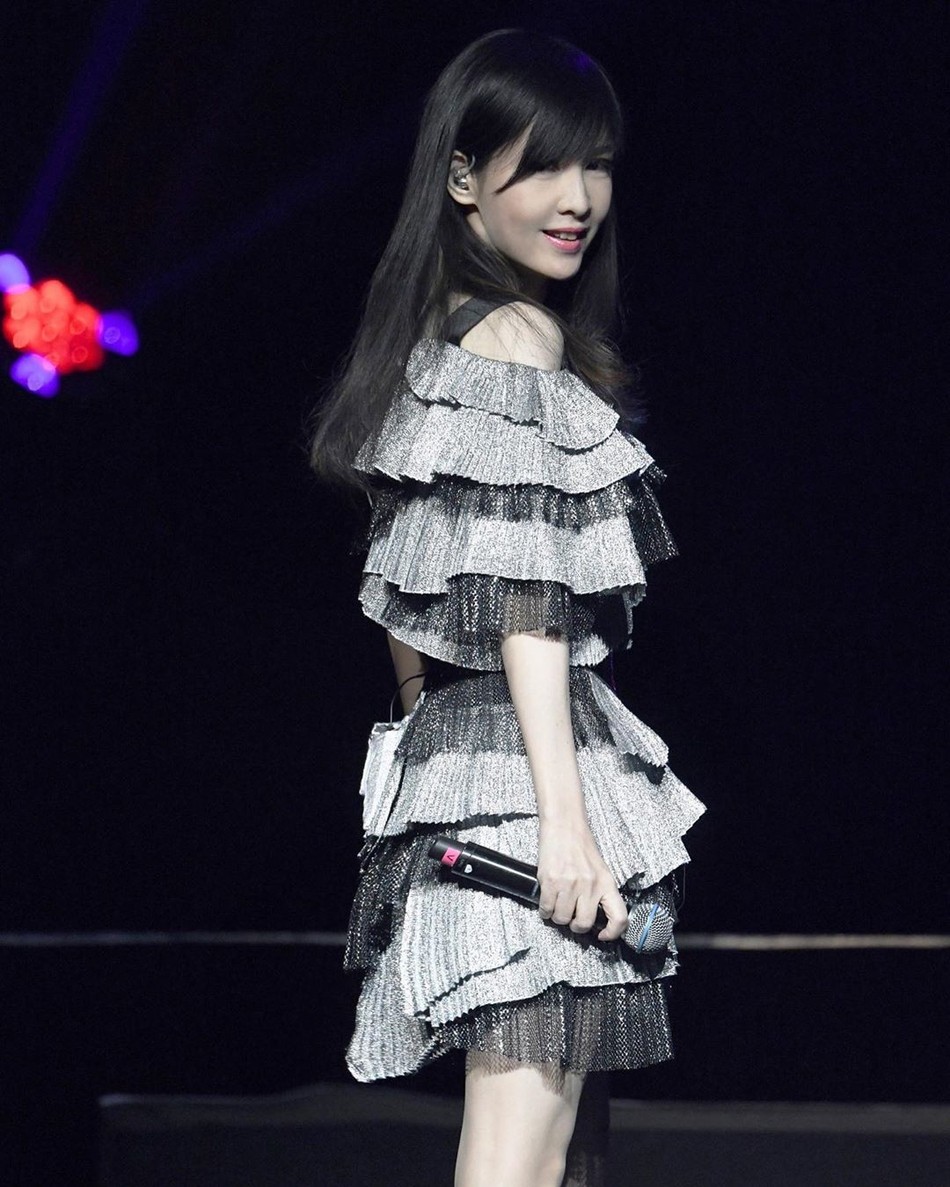  52歲周慧敏「與自己的廣告牌合照」如複製貼上零修片　 長髮飄逸「身材苗條皮膚白皙」凍齡不顯老