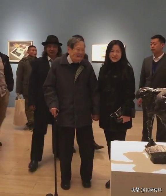 93歲科學家「與小54歲嬌妻手牽手」16年恩愛如初　跨越代溝婦唱夫隨「越活越有女人味」宛若小夫妻