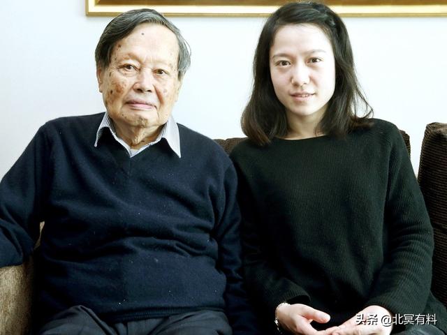 93歲科學家「與小54歲嬌妻手牽手」16年恩愛如初　跨越代溝婦唱夫隨「越活越有女人味」宛若小夫妻