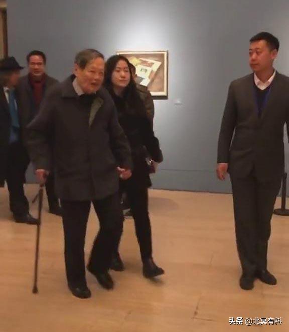 93歲科學家「與小54歲嬌妻手牽手」16年恩愛如初　跨越代溝婦唱夫隨「越活越有女人味」宛若小夫妻