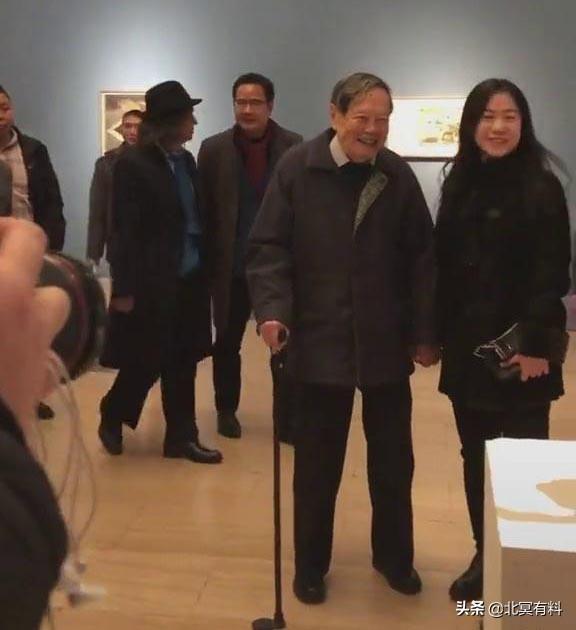 93歲科學家「與小54歲嬌妻手牽手」16年恩愛如初　跨越代溝婦唱夫隨「越活越有女人味」宛若小夫妻