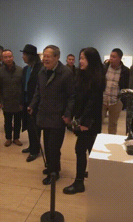 93歲科學家「與小54歲嬌妻手牽手」16年恩愛如初　跨越代溝婦唱夫隨「越活越有女人味」宛若小夫妻