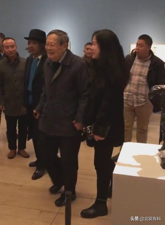 93歲科學家「與小54歲嬌妻手牽手」16年恩愛如初　跨越代溝婦唱夫隨「越活越有女人味」宛若小夫妻