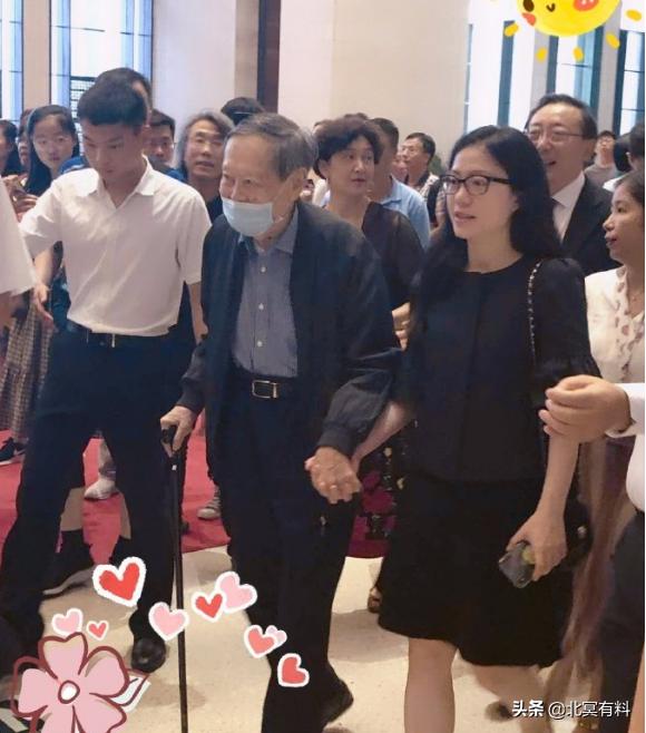 93歲科學家「與小54歲嬌妻手牽手」16年恩愛如初　跨越代溝婦唱夫隨「越活越有女人味」宛若小夫妻