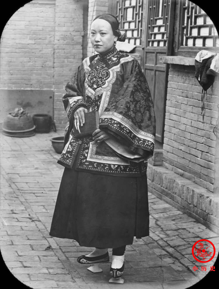 顛覆對清宮戲的認識！ 晚清老照片：男人辮大辮子，女子穿肥大的服裝     小腳驚人