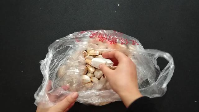 原來保存大蒜這麼簡單！放一年都不會乾癟發芽，太厲害了