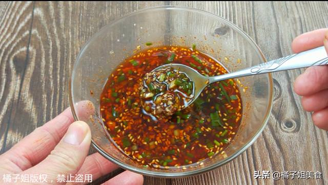 萬能的調料汁！1分鐘就學會，過年吃火鍋必備