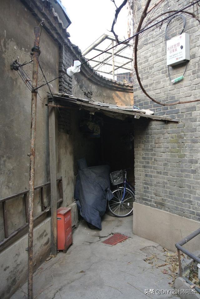 屋內堆滿雜物！一家六口「同住不到12坪蝸居」連廁所都沒有　天才設計師出馬「打造功能齊全迷你房」成果美不勝收