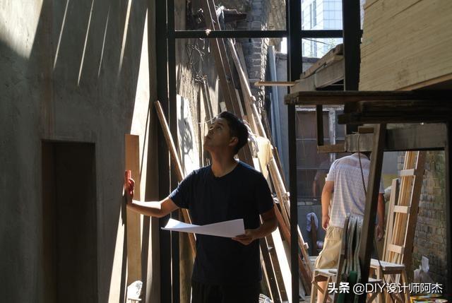 屋內堆滿雜物！一家六口「同住不到12坪蝸居」連廁所都沒有　天才設計師出馬「打造功能齊全迷你房」成果美不勝收