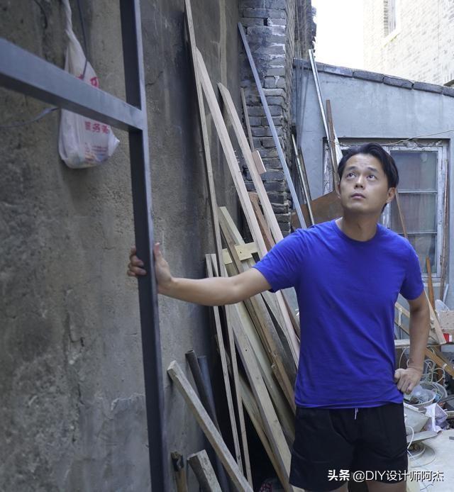 屋內堆滿雜物！一家六口「同住不到12坪蝸居」連廁所都沒有　天才設計師出馬「打造功能齊全迷你房」成果美不勝收