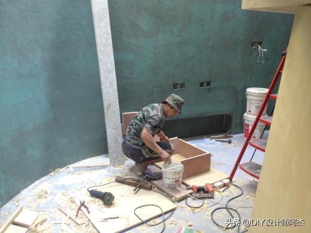 屋內堆滿雜物！一家六口「同住不到12坪蝸居」連廁所都沒有　天才設計師出馬「打造功能齊全迷你房」成果美不勝收