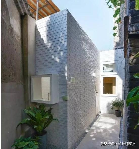 屋內堆滿雜物！一家六口「同住不到12坪蝸居」連廁所都沒有　天才設計師出馬「打造功能齊全迷你房」成果美不勝收