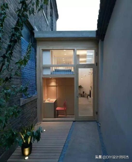 屋內堆滿雜物！一家六口「同住不到12坪蝸居」連廁所都沒有　天才設計師出馬「打造功能齊全迷你房」成果美不勝收