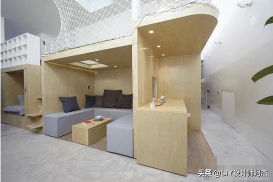 屋內堆滿雜物！一家六口「同住不到12坪蝸居」連廁所都沒有　天才設計師出馬「打造功能齊全迷你房」成果美不勝收