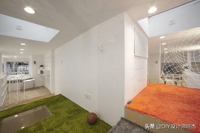 屋內堆滿雜物！一家六口「同住不到12坪蝸居」連廁所都沒有　天才設計師出馬「打造功能齊全迷你房」成果美不勝收