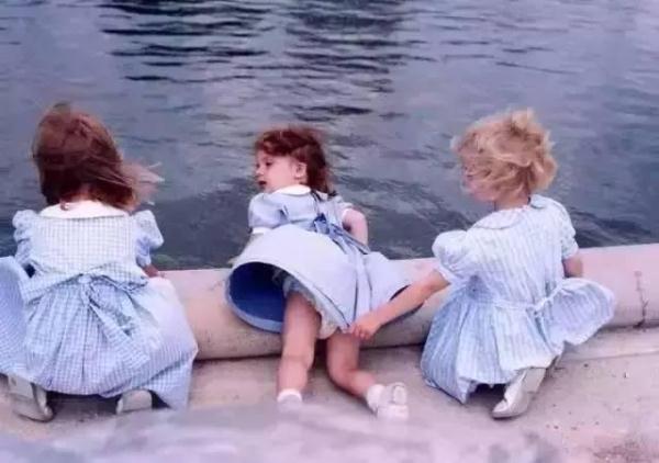 真正教養！4歲女孩一個不經意的動作，估計很多大人不如她，家長們都讓自己孩子看看