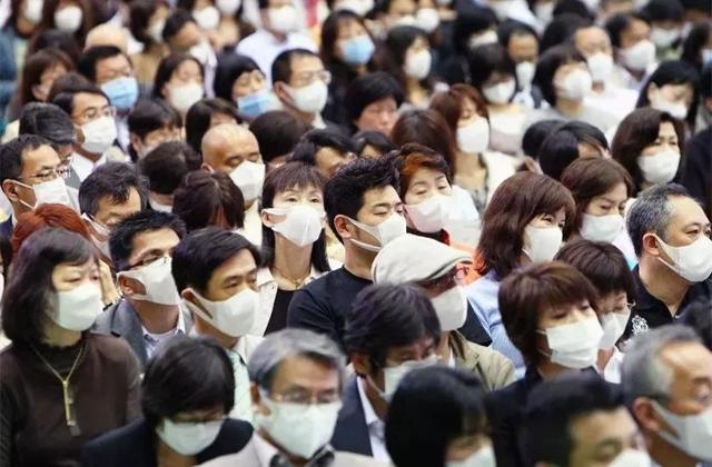 日本女生為什麼愛戴口罩？看完100位妹子戴口罩的「前後對比照」，你就知道真相了
