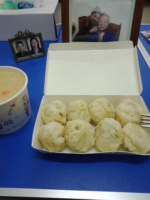 單親媽曬「一家五口年夜飯」桌上菜色超簡單　「放大照片一看」逼哭上萬網友：替妳心疼