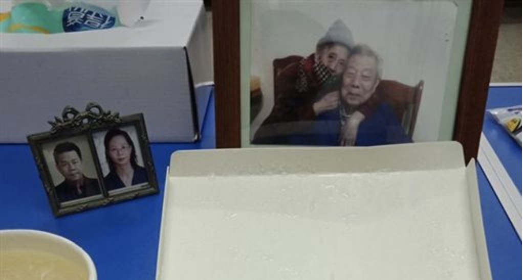 單親媽曬「一家五口年夜飯」桌上菜色超簡單　「放大照片一看」逼哭上萬網友：替妳心疼