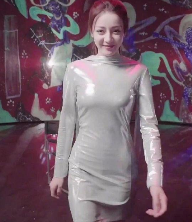  迪麗熱巴挑戰「連體衣」，本以為是在扮醜，「看清跳舞姿態」果斷愛上了：身材簡直太完美了