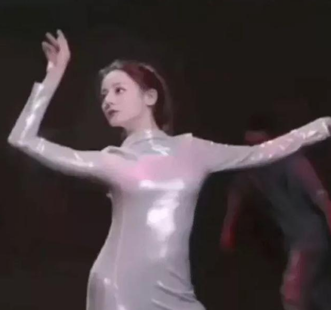  迪麗熱巴挑戰「連體衣」，本以為是在扮醜，「看清跳舞姿態」果斷愛上了：身材簡直太完美了