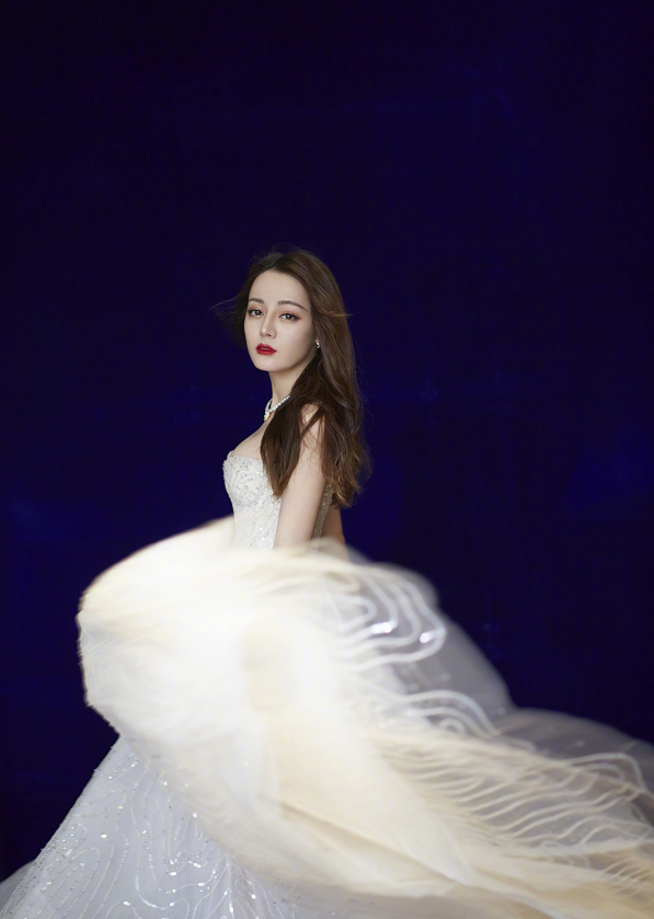  迪麗熱巴挑戰「連體衣」，本以為是在扮醜，「看清跳舞姿態」果斷愛上了：身材簡直太完美了