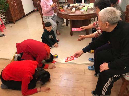 奶奶過年給壓歲錢，給孫子1000，孫女卻只有20，兒媳當場踢翻飯桌