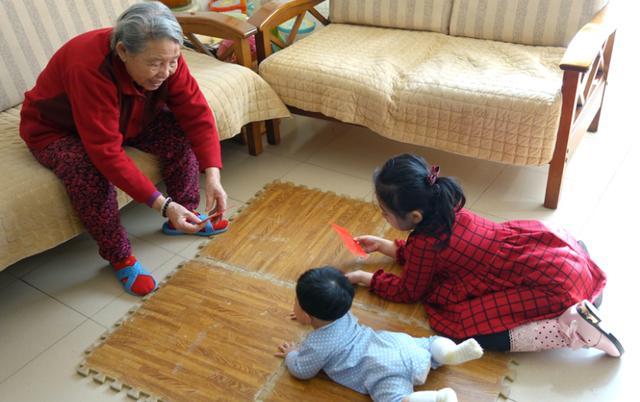 奶奶過年給壓歲錢，給孫子1000，孫女卻只有20，兒媳當場踢翻飯桌