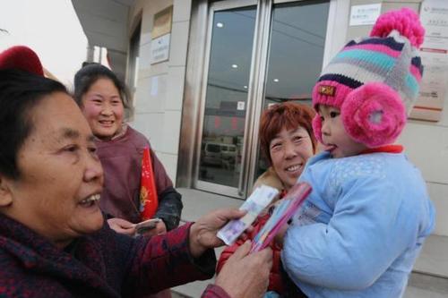 奶奶過年給壓歲錢，給孫子1000，孫女卻只有20，兒媳當場踢翻飯桌