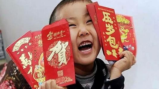 奶奶過年給壓歲錢，給孫子1000，孫女卻只有20，兒媳當場踢翻飯桌