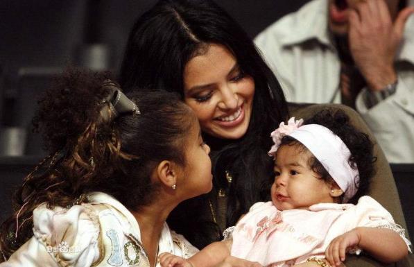 「籃球巨星」隕落！Kobe 6口之家只剩4人，37歲美妻帶著3女兒，「最小才8個月」記不住父親長相