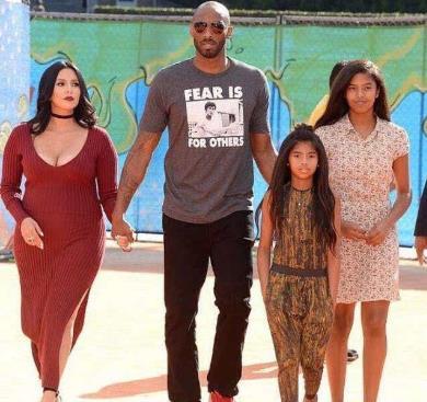 「籃球巨星」隕落！Kobe 6口之家只剩4人，37歲美妻帶著3女兒，「最小才8個月」記不住父親長相